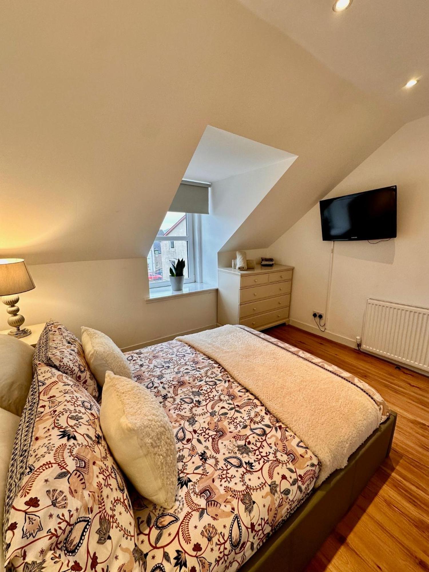 3-Bedroom Flat In The City Centre Next To The River Ness Inverness Exterior foto